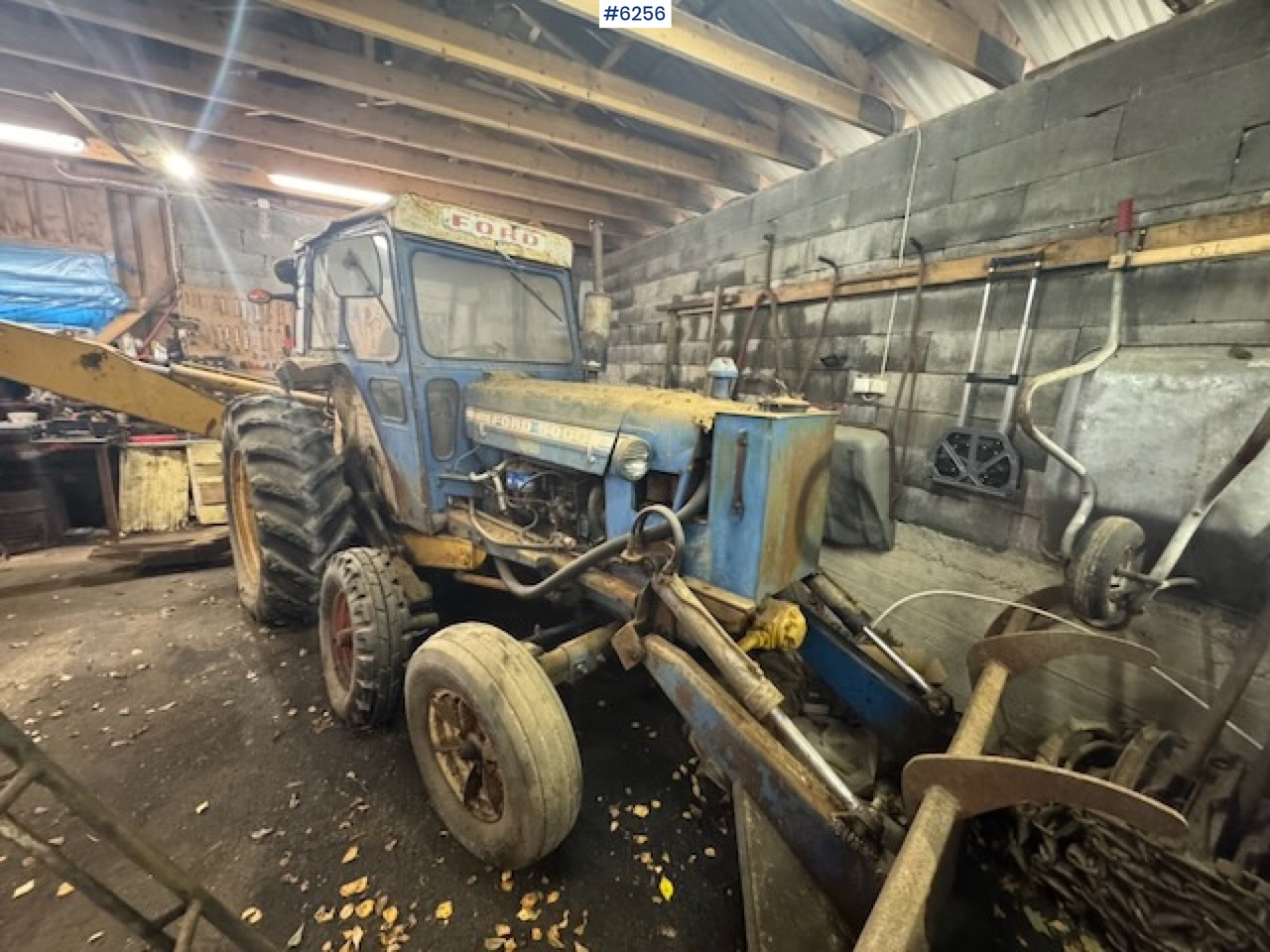 1968 Ford 5000 w/ digger, front cutter and 3 buckets! - 拖拉机:图1 1968 Ford 5000 w/ digger, front cutter and 3 buckets! - 拖拉机:图1