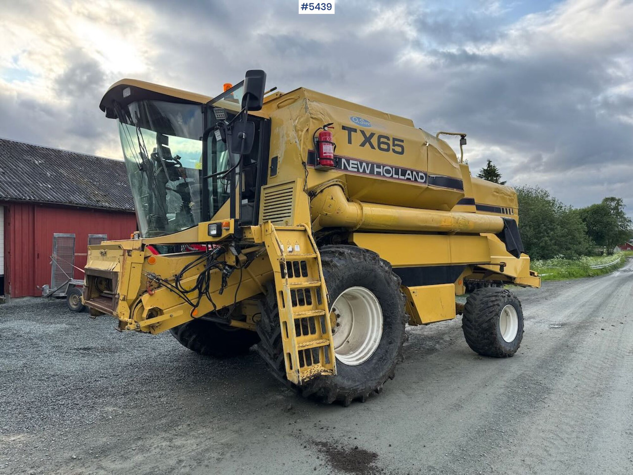 1995 New Holland TX65 m/ 20 fot skjærebord og henger - 联合收割机:图2 1995 New Holland TX65 m/ 20 fot skjærebord og henger - 联合收割机:图2