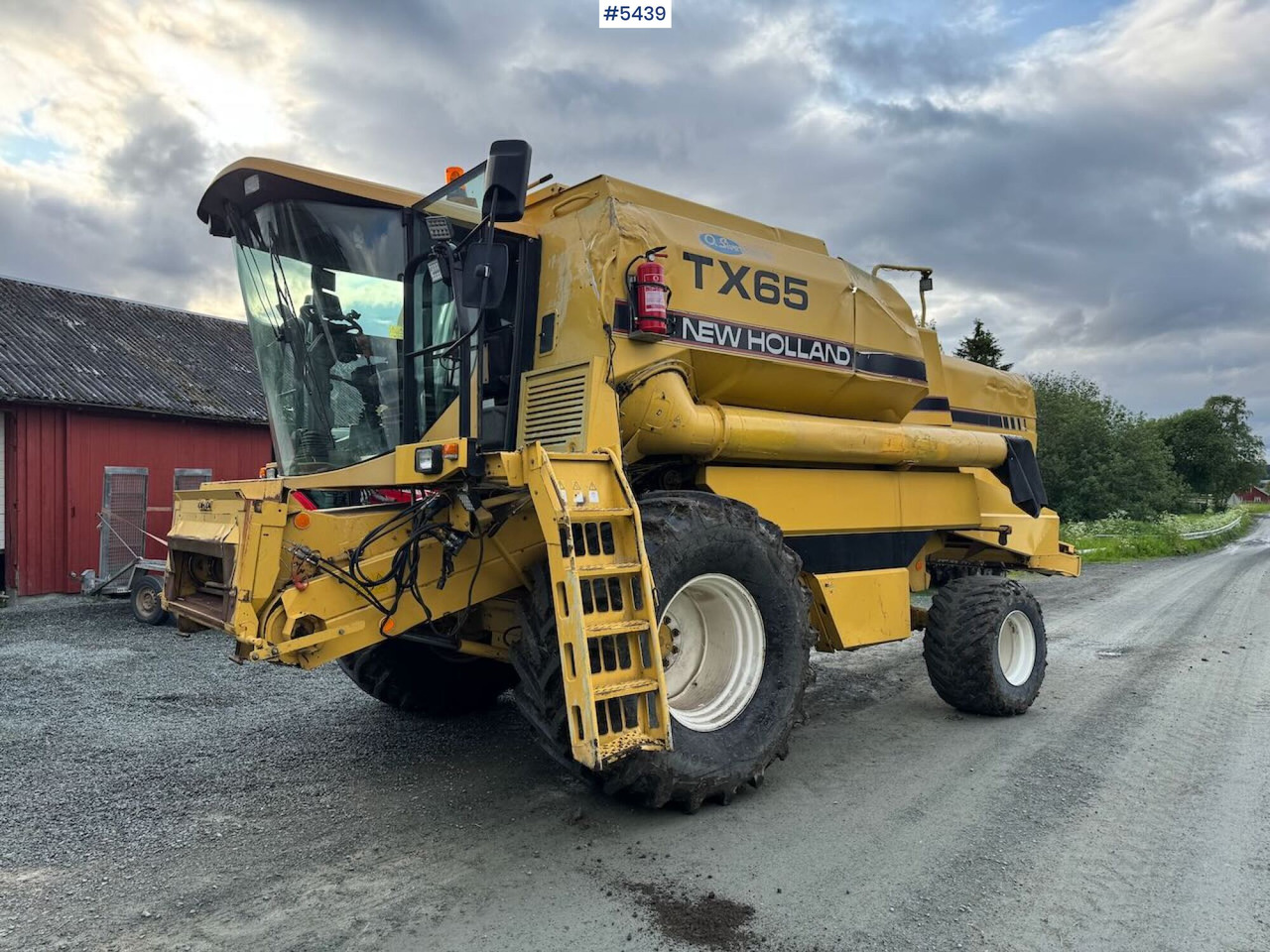 1995 New Holland TX65 m/ 20 fot skjærebord og henger - 联合收割机:图1 1995 New Holland TX65 m/ 20 fot skjærebord og henger - 联合收割机:图1