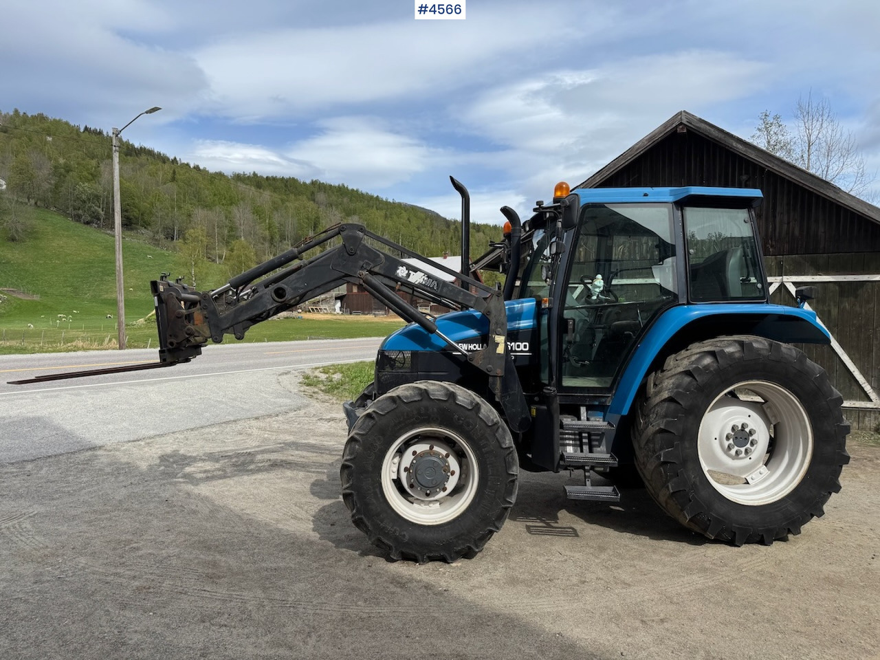 1998 New Holland TS 100 w/front loader and some equipment - 拖拉机:图1 1998 New Holland TS 100 w/front loader and some equipment - 拖拉机:图1