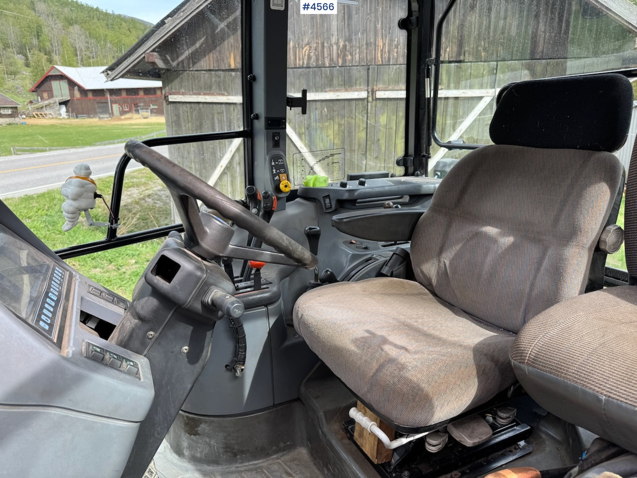 1998 New Holland TS 100 w/front loader and some equipment - 拖拉机:图5 1998 New Holland TS 100 w/front loader and some equipment - 拖拉机:图5