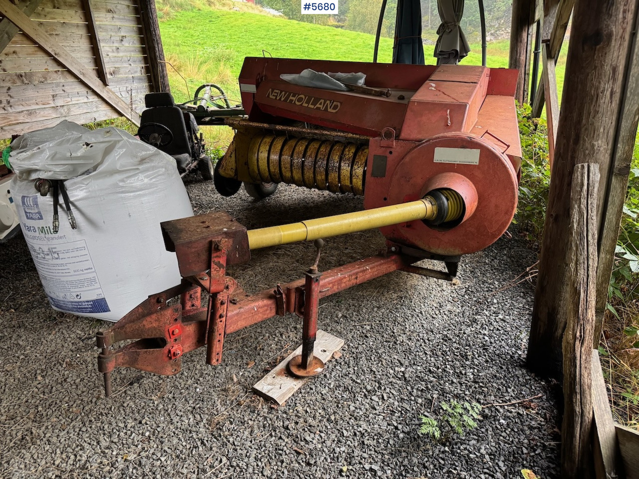 New Holland 268 Square Baler - 干草和饲料设备:图3 New Holland 268 Square Baler - 干草和饲料设备:图3