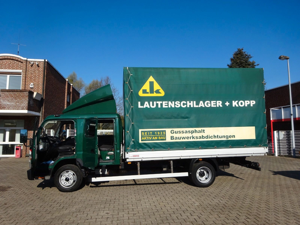 FUSO 7C180D Canter mit Doppelkabine 4x2 - 侧帘货车, 康比货车:图4 FUSO 7C180D Canter mit Doppelkabine 4x2 - 侧帘货车, 康比货车:图4