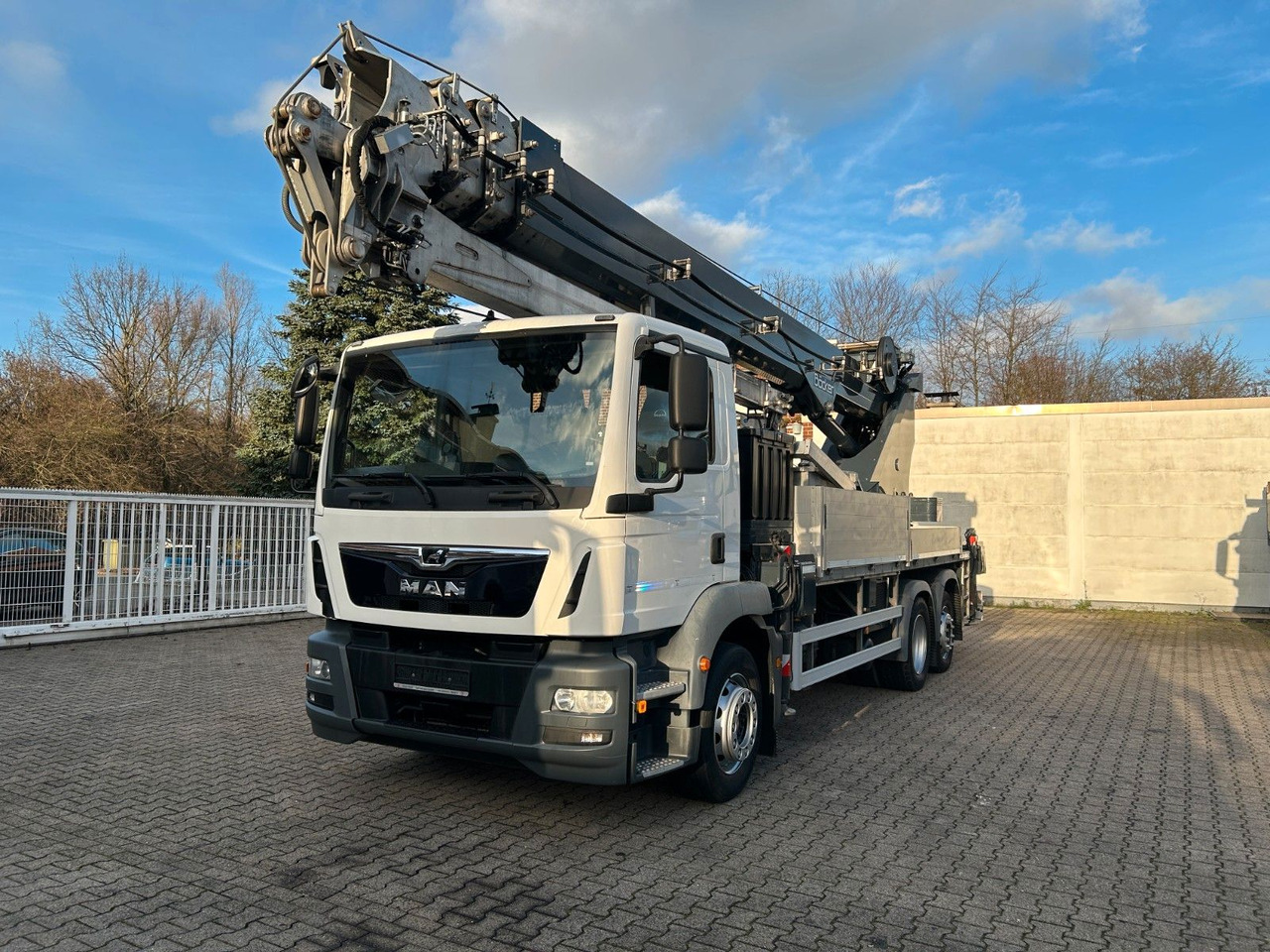 MAN 26.320+Böcker Dachdeckerkran AK46/6000+Seilwinde - 起重车:图1 MAN 26.320+Böcker Dachdeckerkran AK46/6000+Seilwinde - 起重车:图1