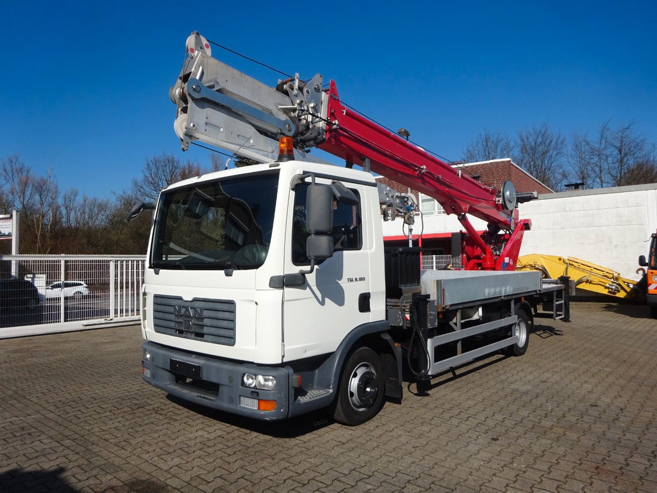 MAN 8.180 TGL + Böcker AK 32 Meter Dachdeckerkran - 起重车:图1 MAN 8.180 TGL + Böcker AK 32 Meter Dachdeckerkran - 起重车:图1