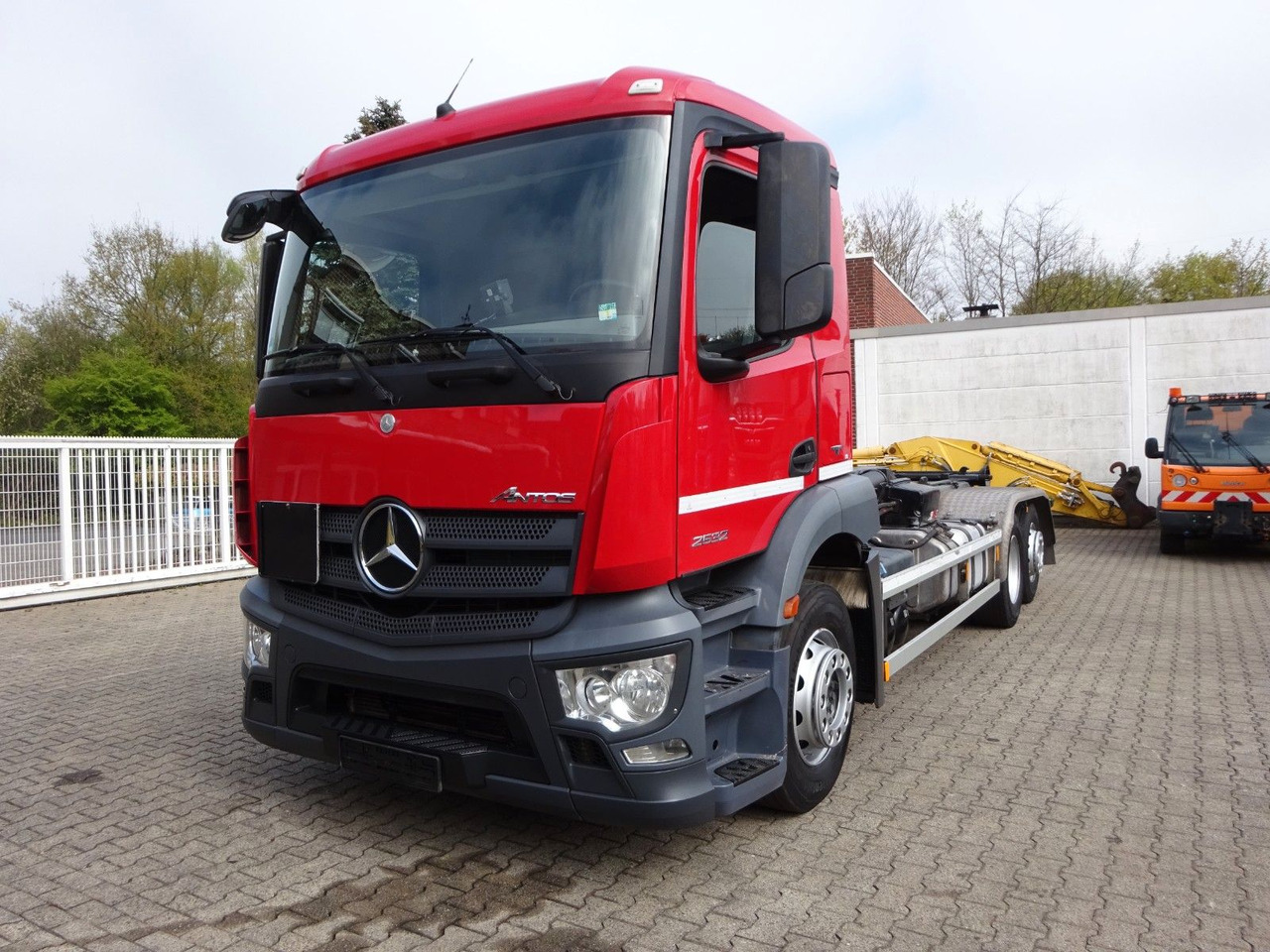 Mercedes-Benz 2532 Antos Multilift Abroller+Lift-Lenkachse6x2 - 吊钩升降车:图2 Mercedes-Benz 2532 Antos Multilift Abroller+Lift-Lenkachse6x2 - 吊钩升降车:图2