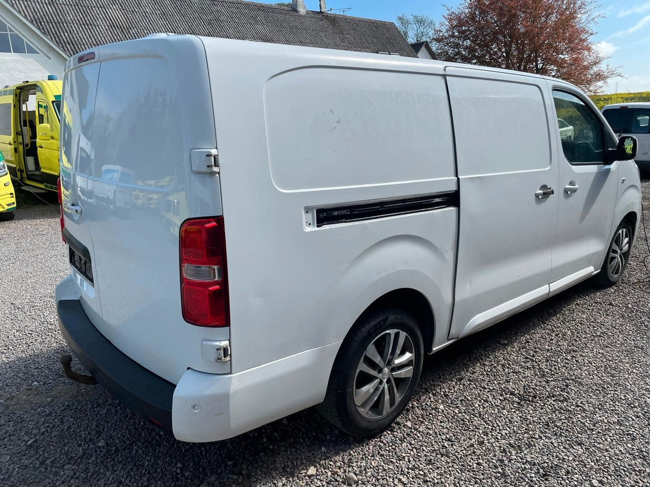 Peugeot Expert Kasten Premium L3 BlueHDi 2,0 *Defect* - 紧凑型面包车:图5 Peugeot Expert Kasten Premium L3 BlueHDi 2,0 *Defect* - 紧凑型面包车:图5