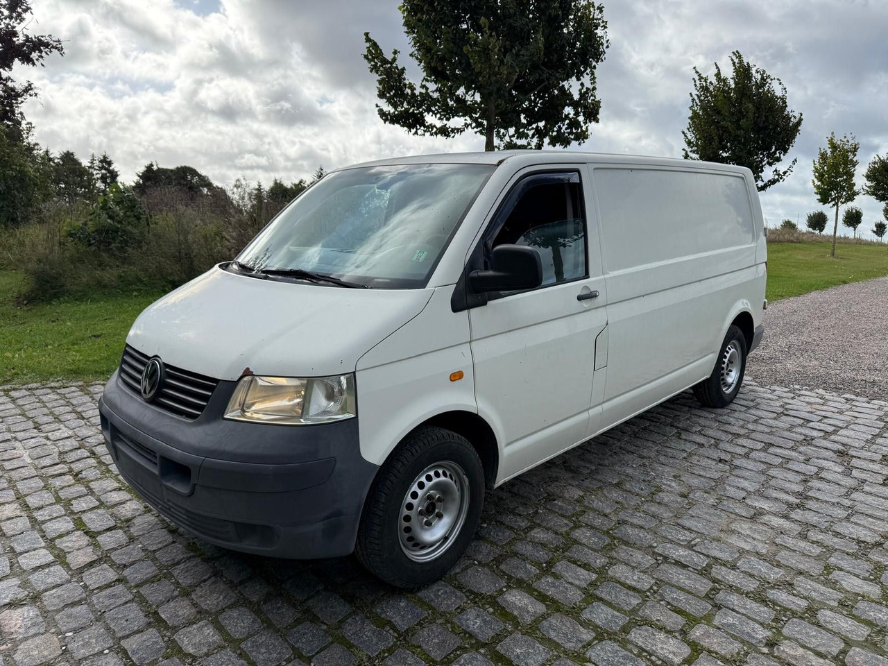 Volkswagen T5 Transporter 2.5 TDI Kasten lang *2500 € - 紧凑型面包车:图2 Volkswagen T5 Transporter 2.5 TDI Kasten lang *2500 € - 紧凑型面包车:图2