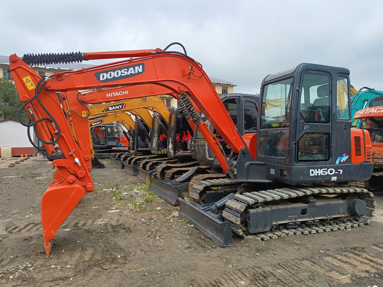 DOOSAN DH60-7 - 履带式挖掘机:图1 DOOSAN DH60-7 - 履带式挖掘机:图1