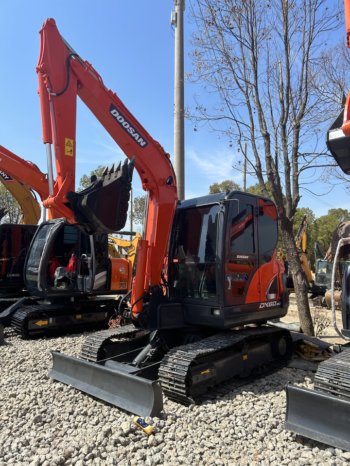 Doosan DX60 - 履带式挖掘机:图3 Doosan DX60 - 履带式挖掘机:图3