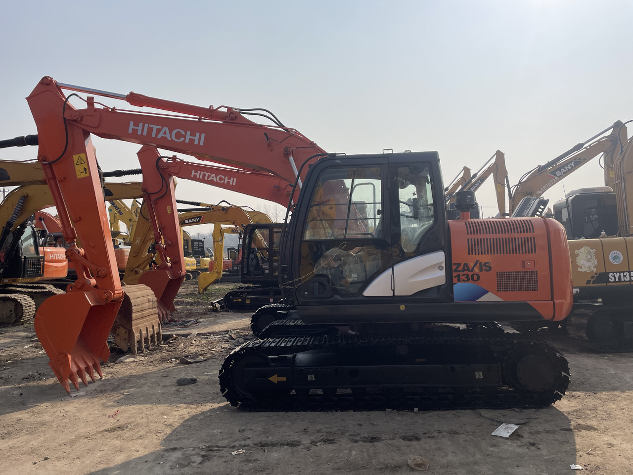 HITACHI ZX130 - 履带式挖掘机:图1 HITACHI ZX130 - 履带式挖掘机:图1