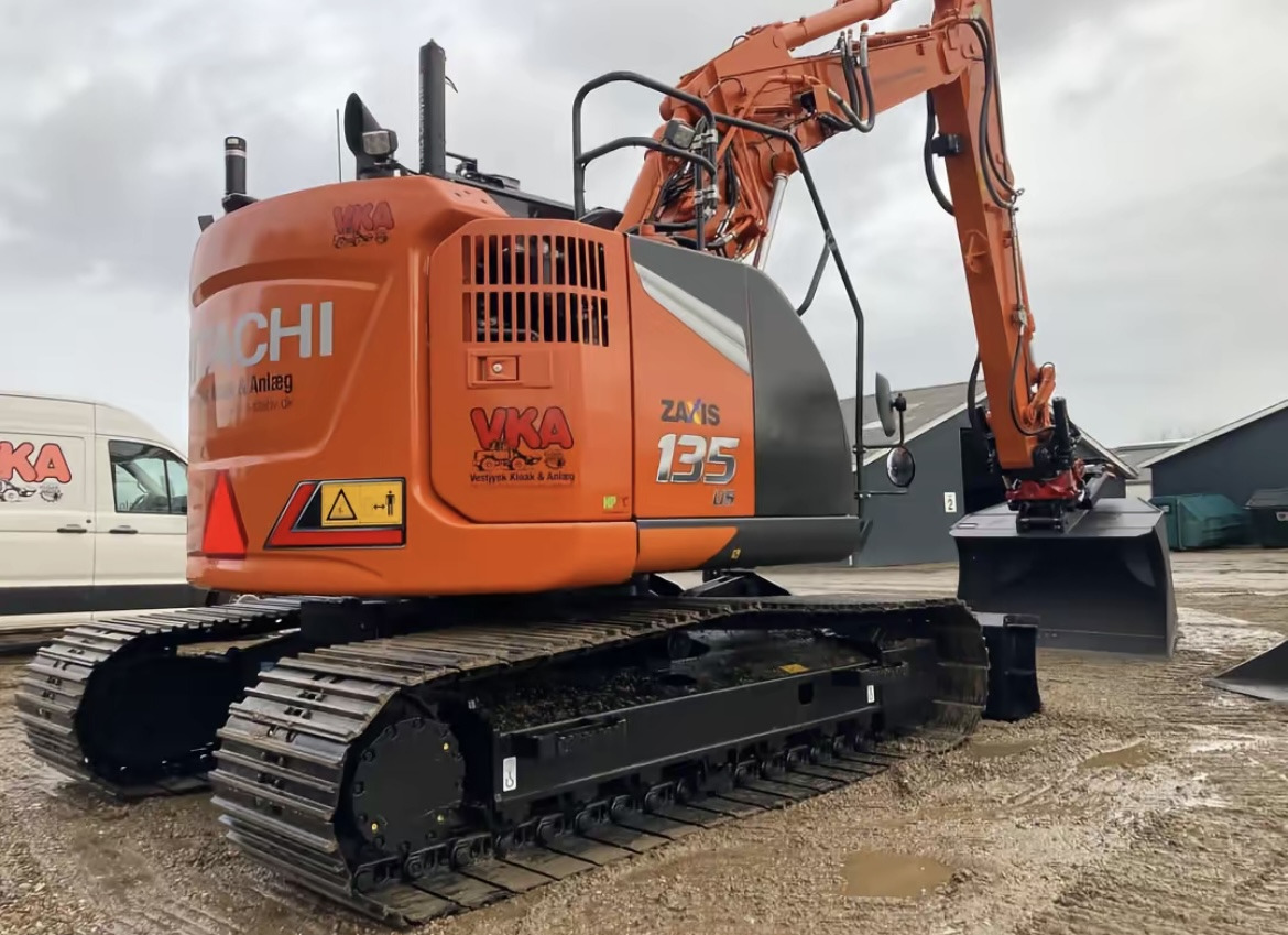 HITACHI ZX135 - 履带式挖掘机:图1 HITACHI ZX135 - 履带式挖掘机:图1