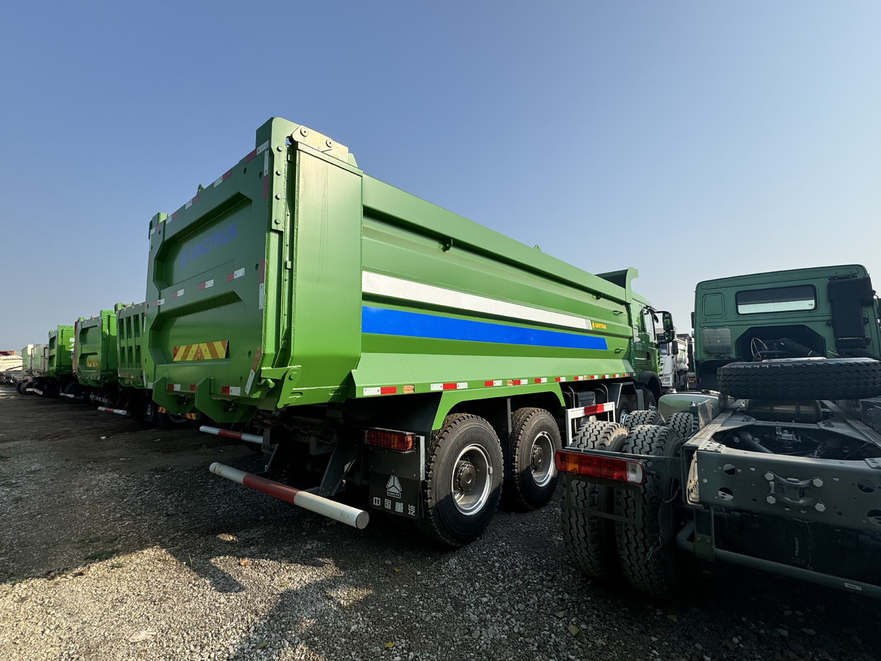 SINOTRUCK HOWO - 翻斗车:图3 SINOTRUCK HOWO - 翻斗车:图3