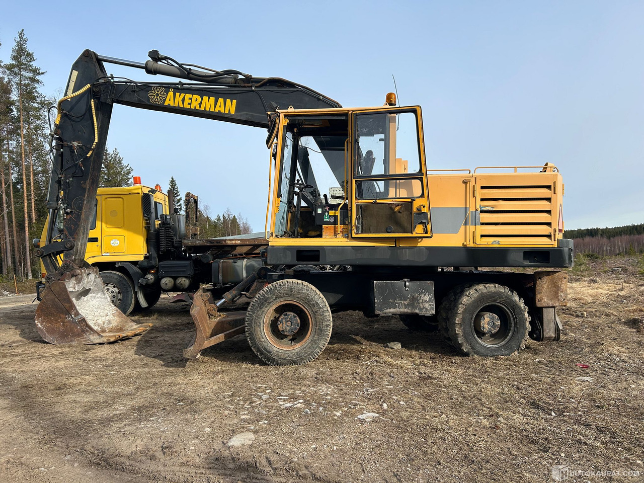 Åkerman H7 MC Pyörällustainen kaivinkone etupuskulevyllä, 1991, Kruunupyy - 轮式挖掘机:图1 Åkerman H7 MC Pyörällustainen kaivinkone etupuskulevyllä, 1991, Kruunupyy - 轮式挖掘机:图1