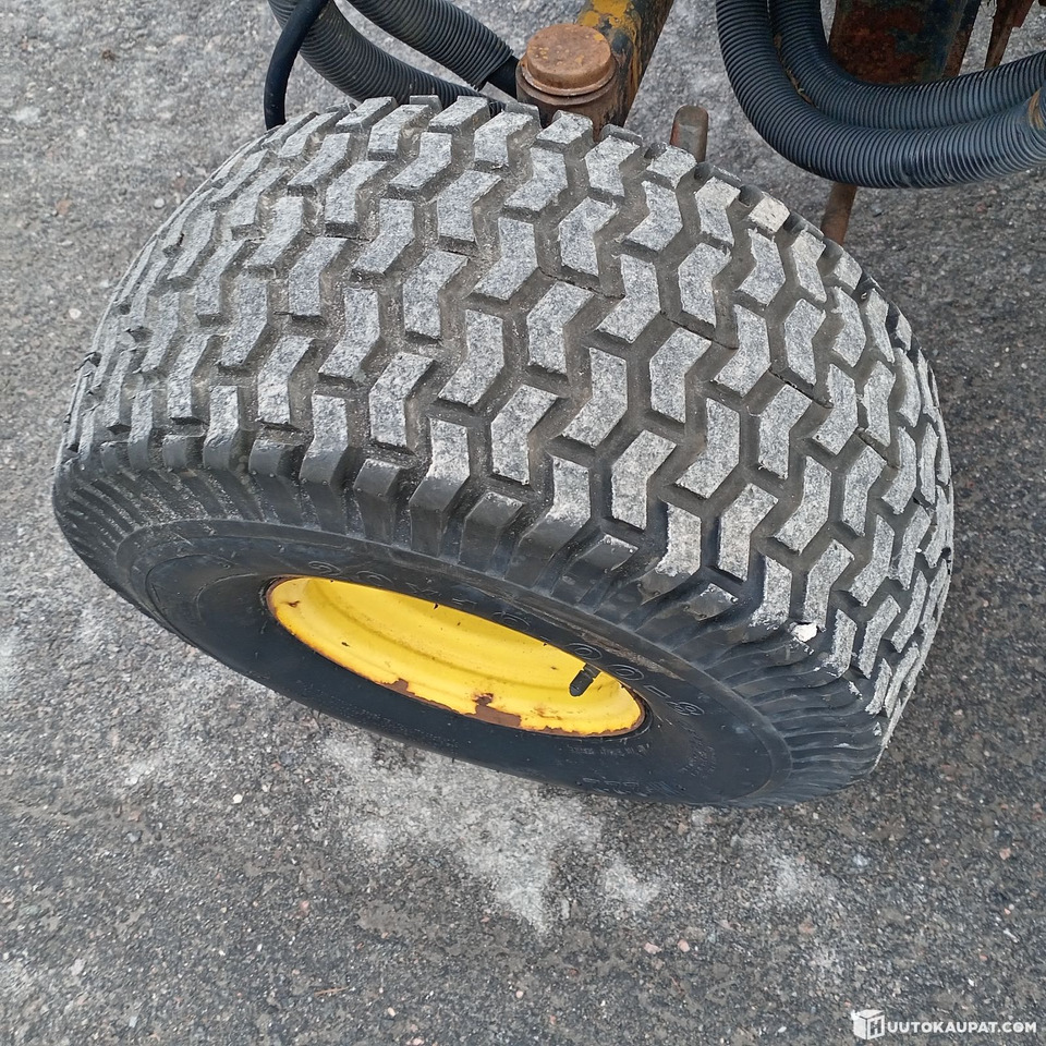 园林割草机 John Deere 3235 kelaleikkuri, 4 WD ja hytti, Hollola:图18 园林割草机 John Deere 3235 kelaleikkuri, 4 WD ja hytti, Hollola:图18