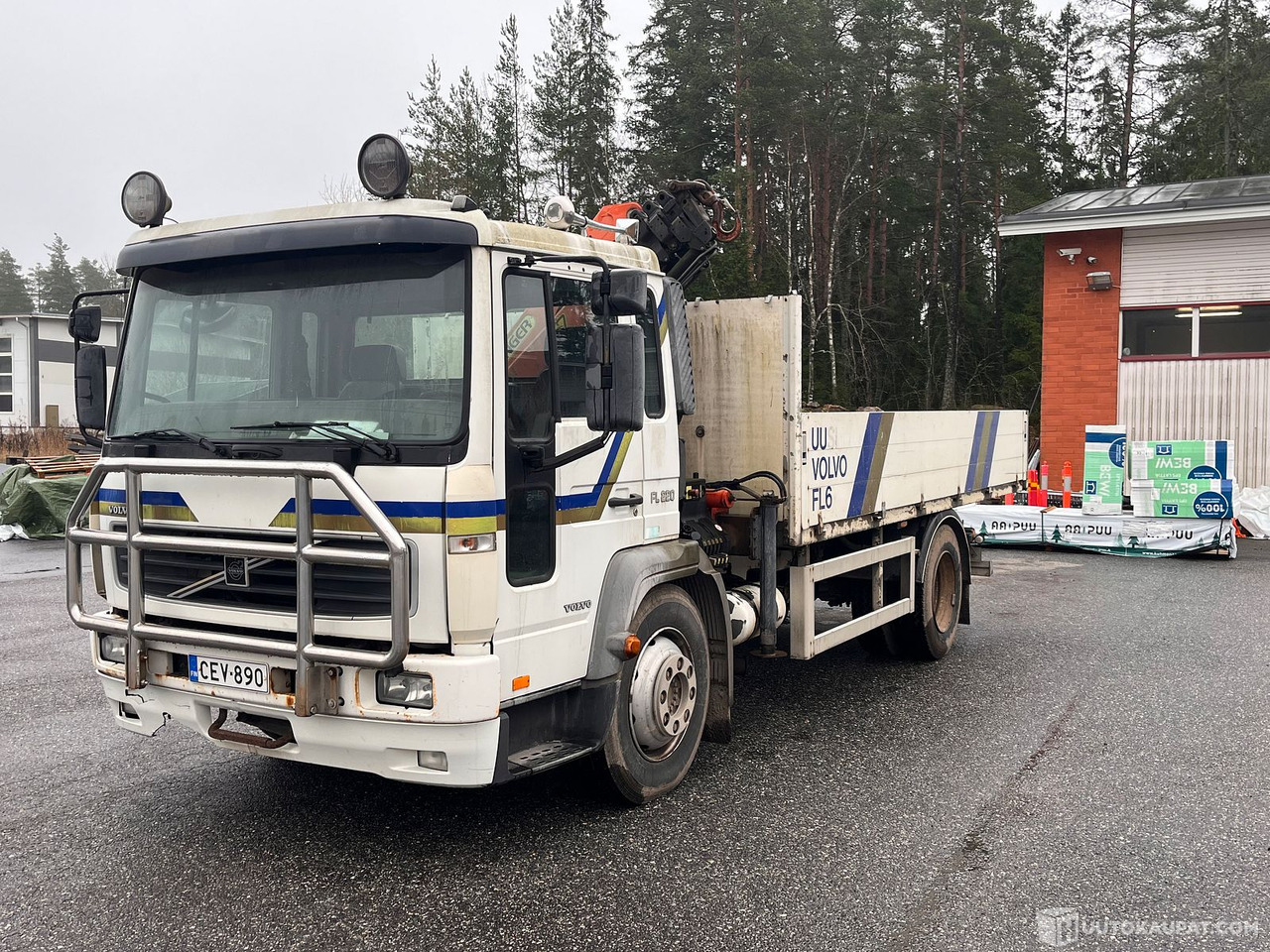 Volvo FL612-FL6H-42R/400, kuorma-auto nosturilla, 2001, Rusko - 栏板式/ 平板卡车, 起重车:图1 Volvo FL612-FL6H-42R/400, kuorma-auto nosturilla, 2001, Rusko - 栏板式/ 平板卡车, 起重车:图1
