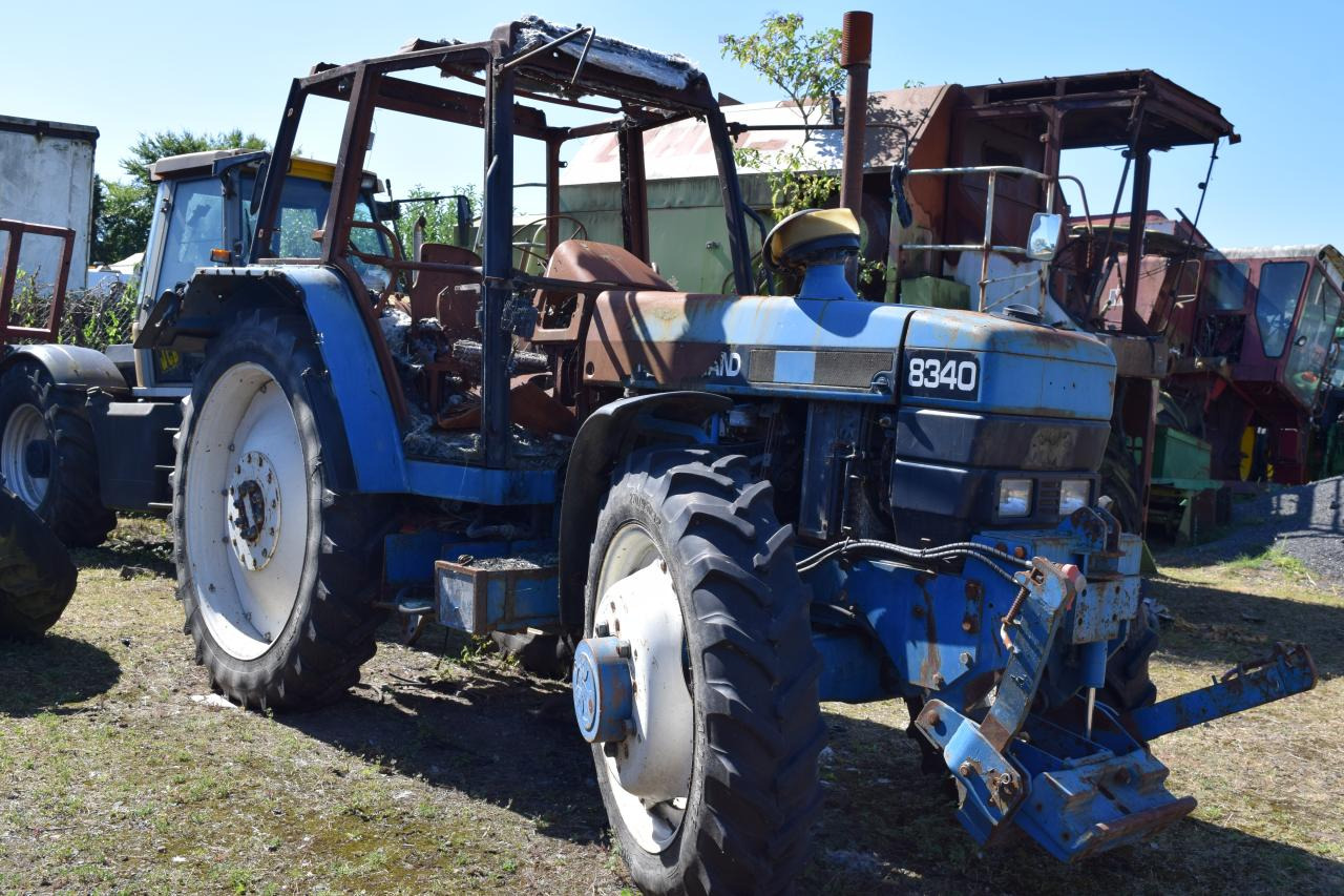 New Holland 8340 *zur Teileverwertung* - 拖拉机:图1 New Holland 8340 *zur Teileverwertung* - 拖拉机:图1
