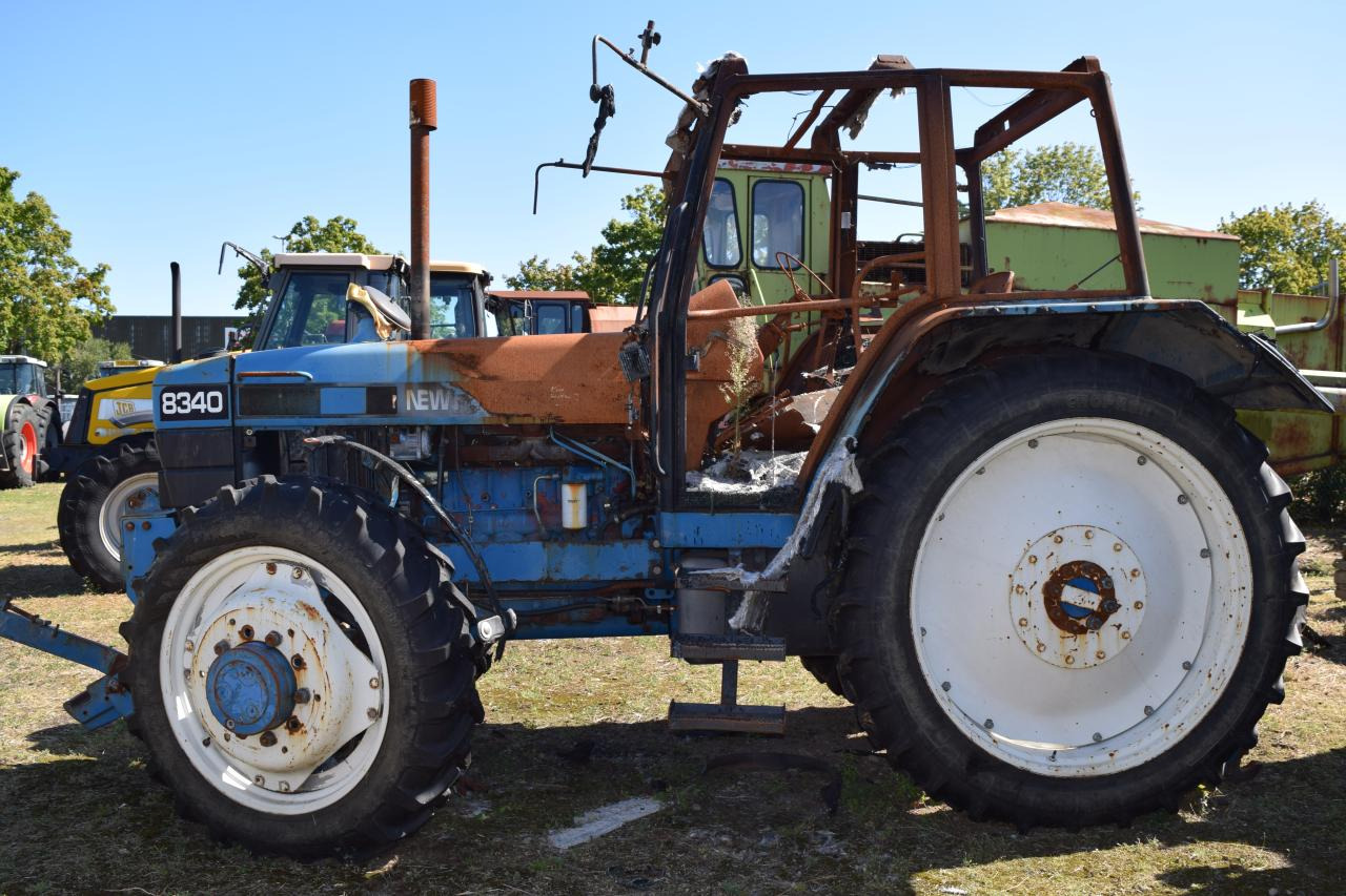 New Holland 8340 *zur Teileverwertung* - 拖拉机:图3 New Holland 8340 *zur Teileverwertung* - 拖拉机:图3