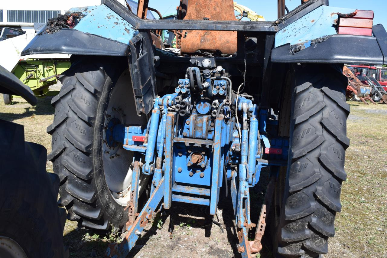 拖拉机 New Holland 8340 *zur Teileverwertung*：图6