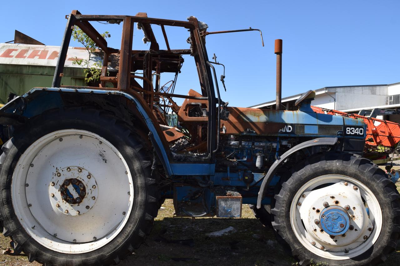 New Holland 8340 *zur Teileverwertung* - 拖拉机:图4 New Holland 8340 *zur Teileverwertung* - 拖拉机:图4