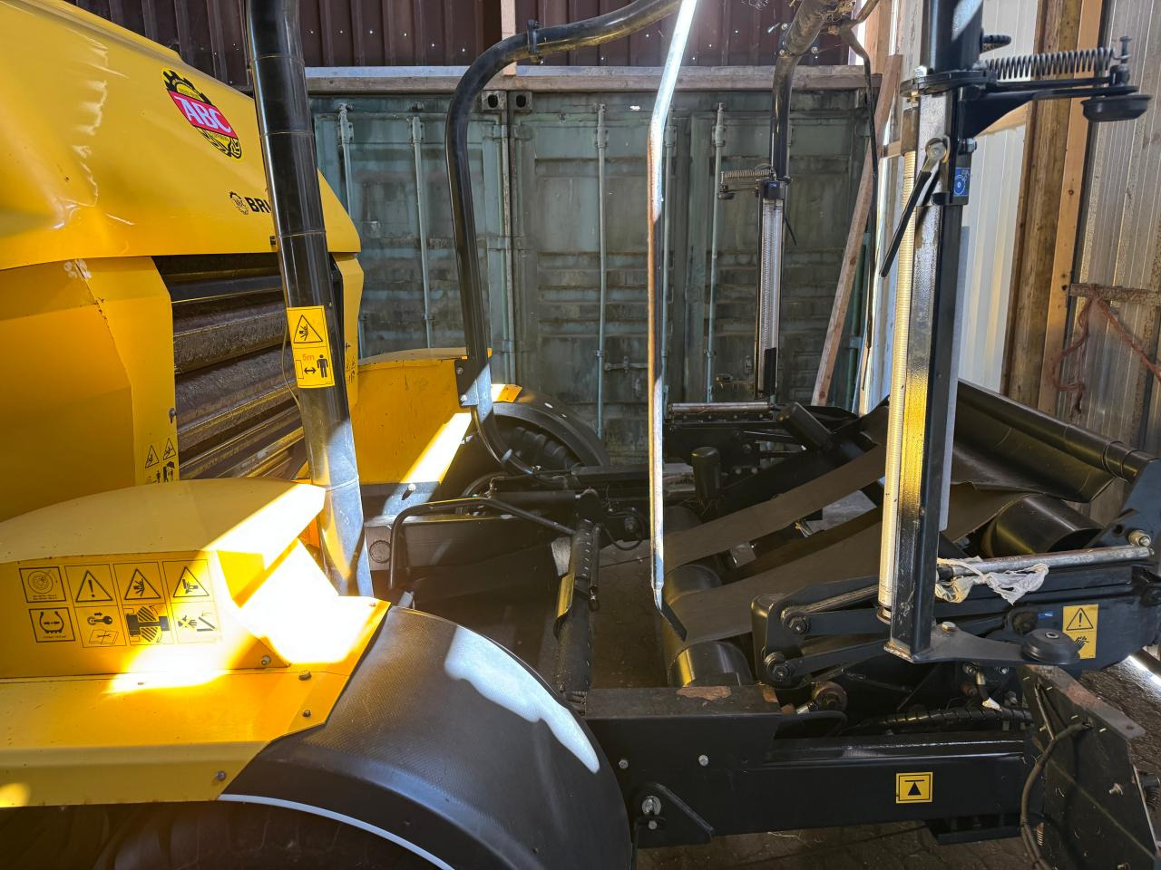 New Holland Rooll Baler 125 Combi - 圆形打包机:图3 New Holland Rooll Baler 125 Combi - 圆形打包机:图3