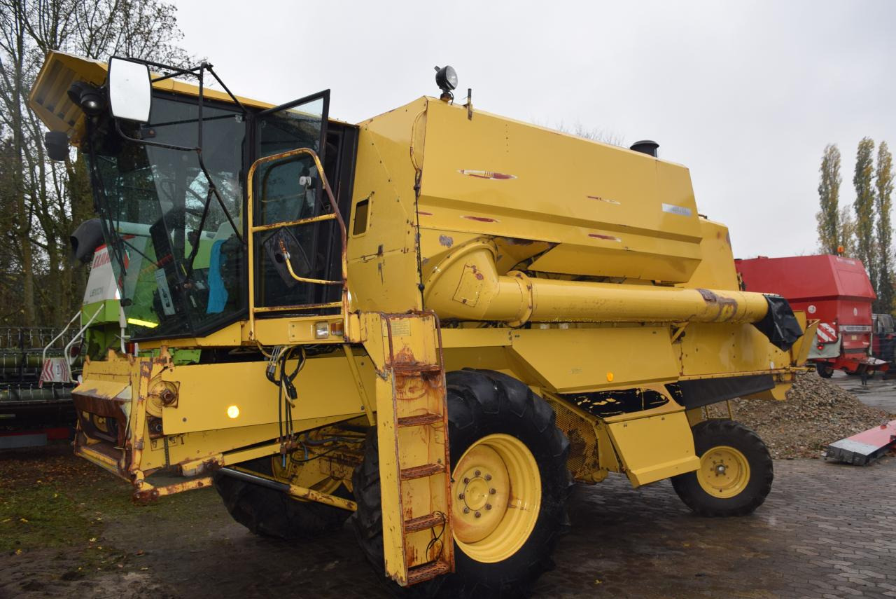 New Holland TF 42 - 联合收割机:图2 New Holland TF 42 - 联合收割机:图2