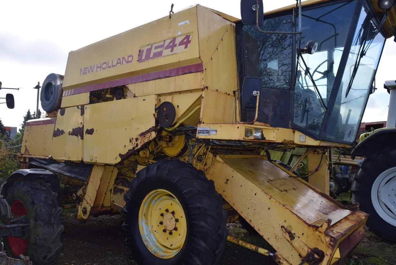 New Holland TF 44 - 联合收割机:图1 New Holland TF 44 - 联合收割机:图1