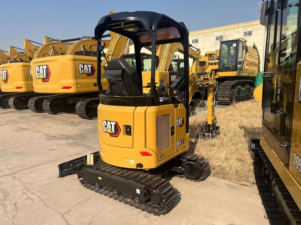 CAT 301.7 - 小型挖掘机:图1 CAT 301.7 - 小型挖掘机:图1