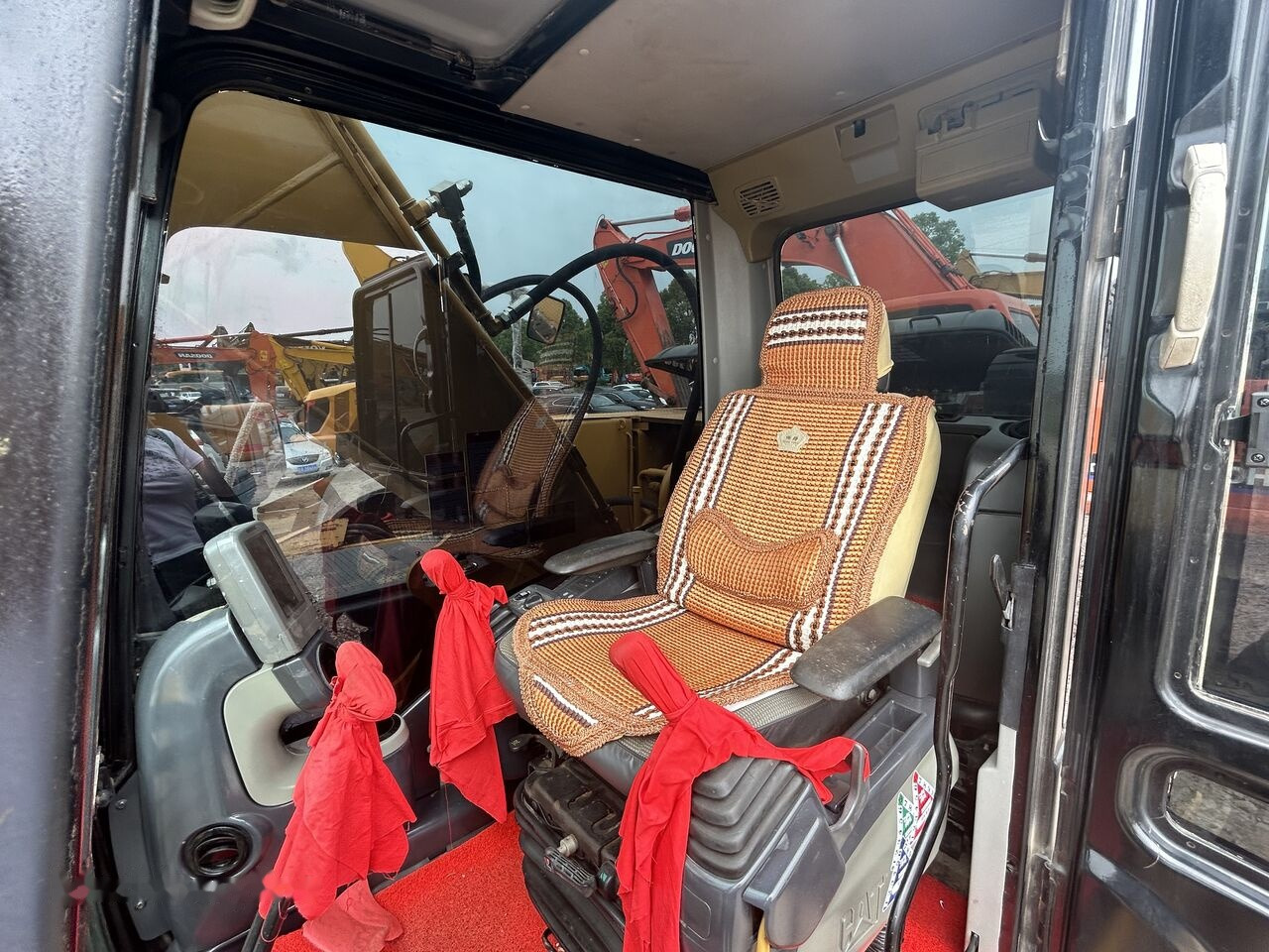 Caterpillar 320D2 - 履带式挖掘机:图2 Caterpillar 320D2 - 履带式挖掘机:图2