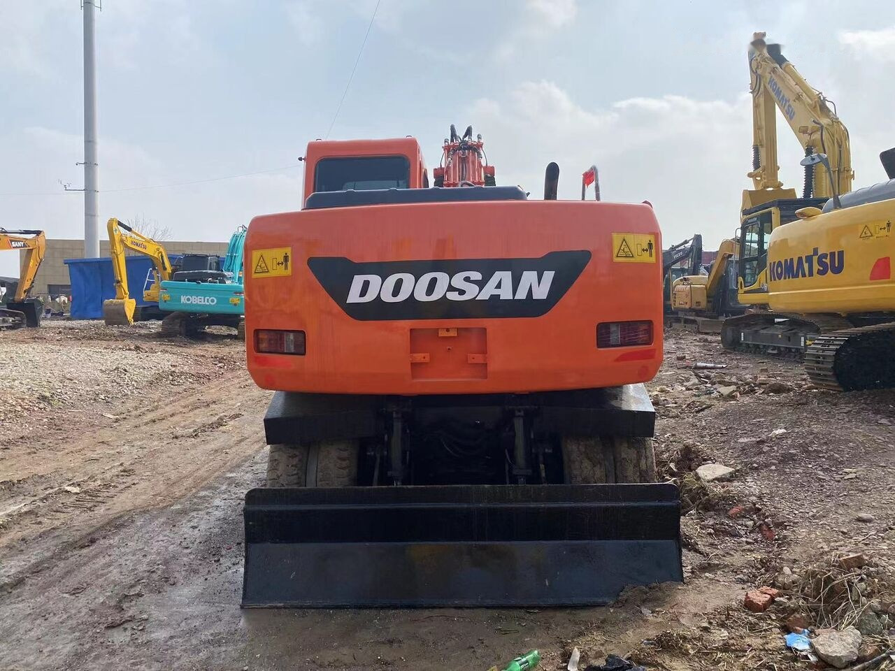 Doosan DX150W - 轮式挖掘机:图1 Doosan DX150W - 轮式挖掘机:图1