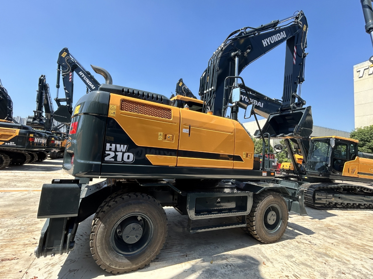 HYUNDAI HW210 - 轮式挖掘机:图1 HYUNDAI HW210 - 轮式挖掘机:图1