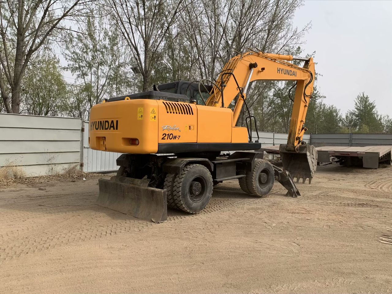 Hyundai R210W-7 - 轮式挖掘机:图5 Hyundai R210W-7 - 轮式挖掘机:图5