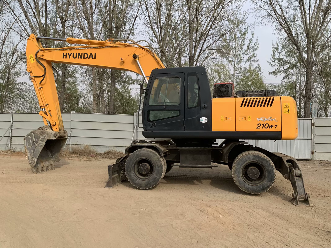Hyundai R210W-7 - 轮式挖掘机:图1 Hyundai R210W-7 - 轮式挖掘机:图1