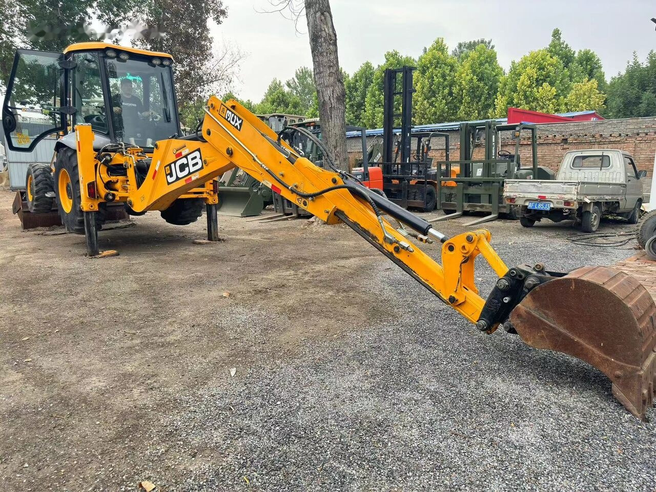 JCB 3CX Telescopic Arm Plus Four in One Bucket - 反铲装载机:图1 JCB 3CX Telescopic Arm Plus Four in One Bucket - 反铲装载机:图1