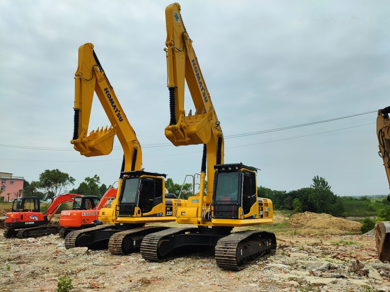 Komatsu PC240 - 履带式挖掘机:图1 Komatsu PC240 - 履带式挖掘机:图1