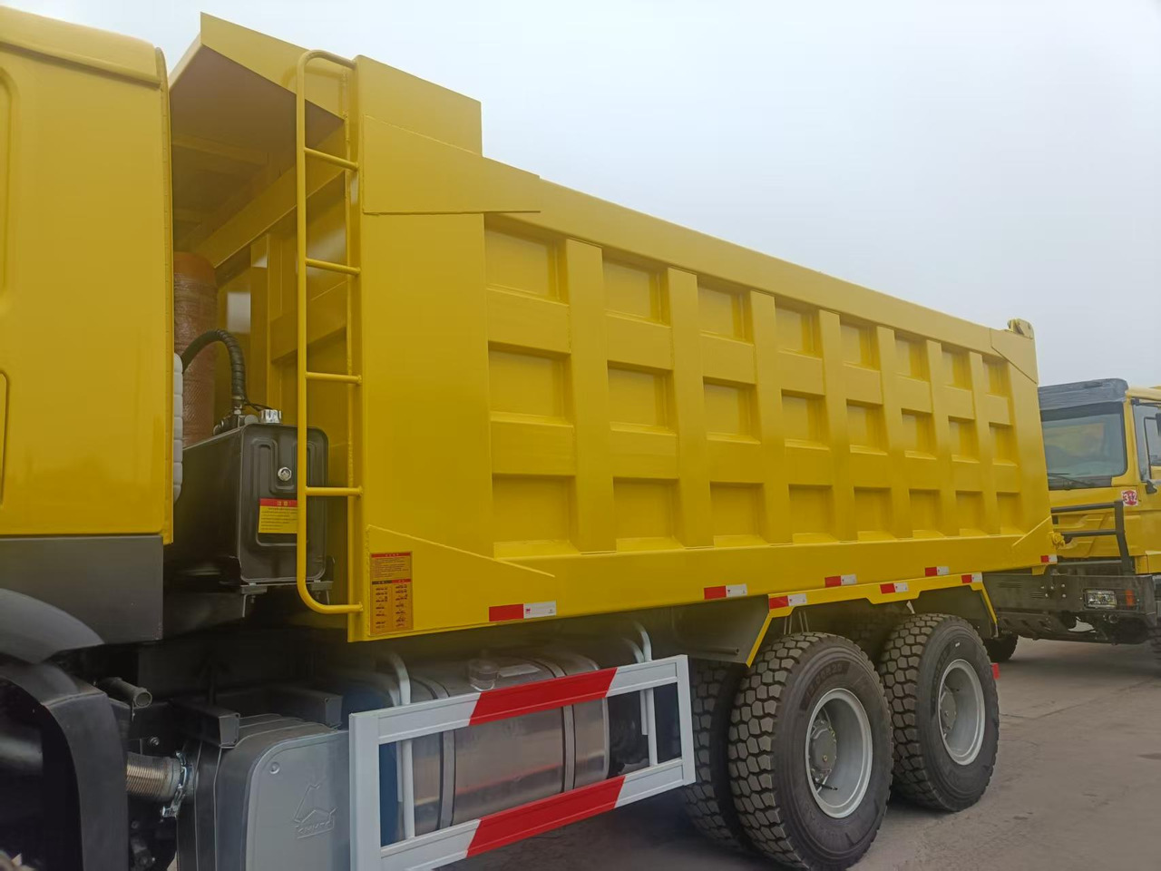 SINOTRUK HOWO 6x4 - 翻斗车:图5 SINOTRUK HOWO 6x4 - 翻斗车:图5