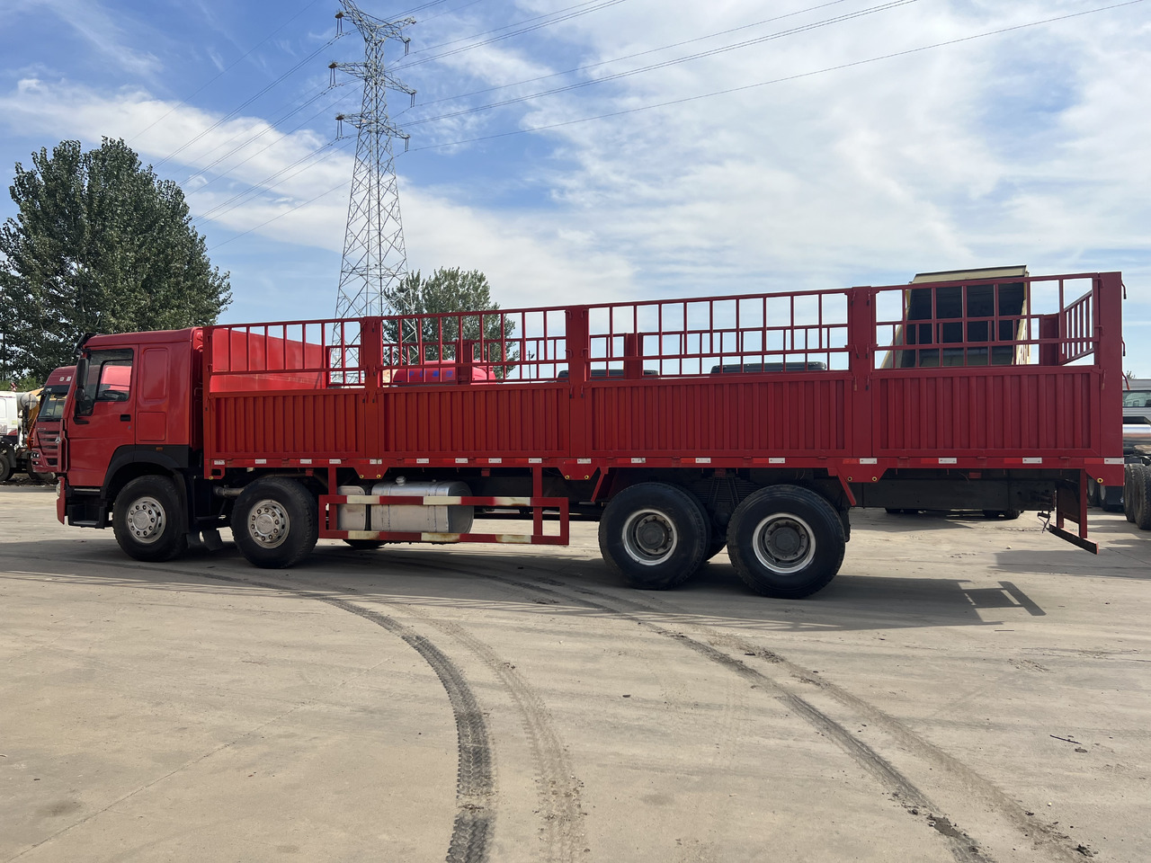 SINOTRUK HOWO 8*4 Fence Truck - 卡车:图3 SINOTRUK HOWO 8*4 Fence Truck - 卡车:图3