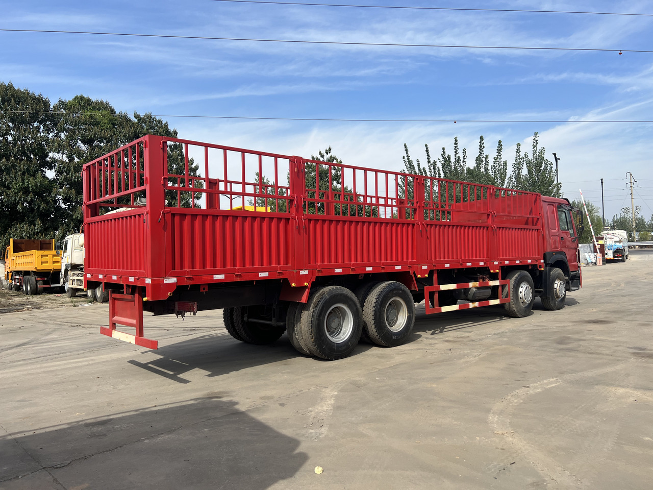 SINOTRUK HOWO 8*4 Fence Truck - 卡车:图2 SINOTRUK HOWO 8*4 Fence Truck - 卡车:图2