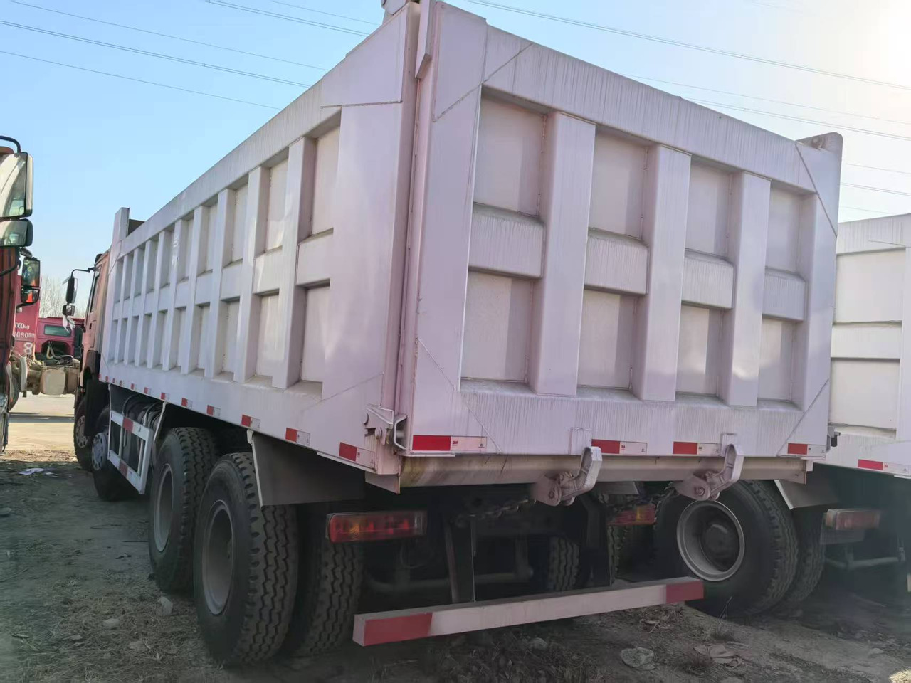 SINOTRUK HOWO 8x4 - 翻斗车:图4 SINOTRUK HOWO 8x4 - 翻斗车:图4