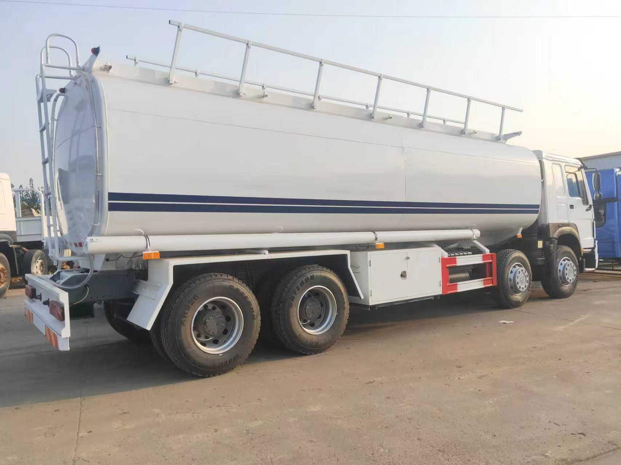 SINOTRUK HOWO Fuel Tank - 罐车:图3 SINOTRUK HOWO Fuel Tank - 罐车:图3