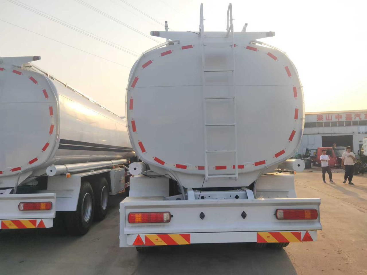 SINOTRUK HOWO Fuel Tank - 罐车:图5 SINOTRUK HOWO Fuel Tank - 罐车:图5