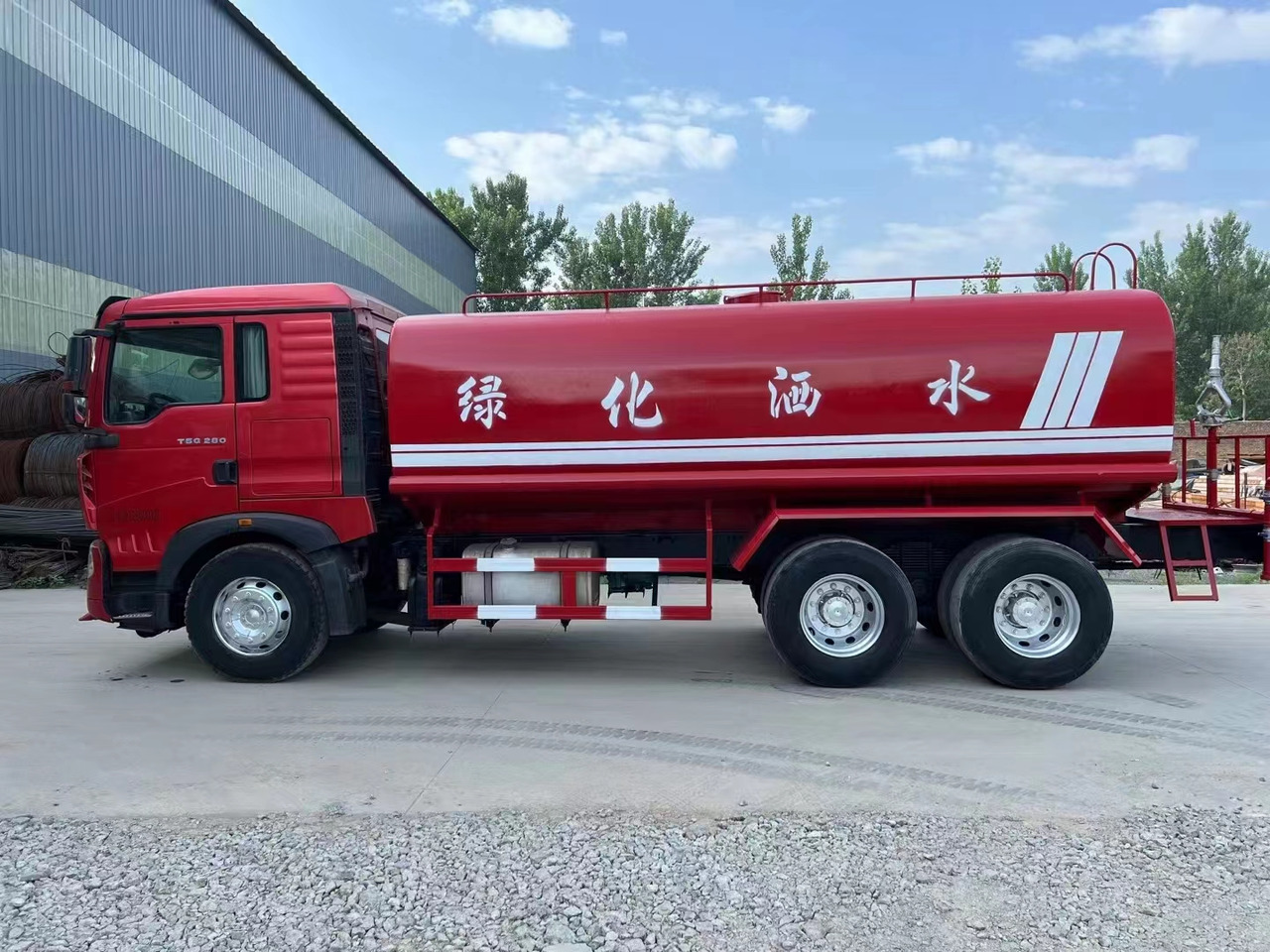 SINOTRUK HOWO sprinkler - 罐车:图1 SINOTRUK HOWO sprinkler - 罐车:图1