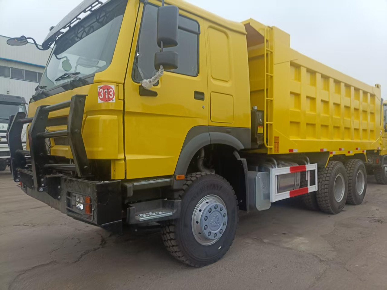 SINOTRUK HOWO - 翻斗车:图2 SINOTRUK HOWO - 翻斗车:图2