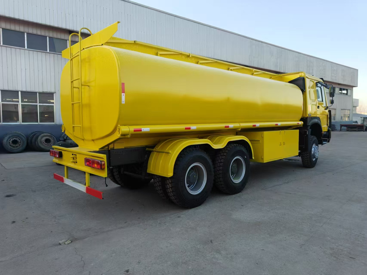 SINOTRUK HOWO - 罐车:图3 SINOTRUK HOWO - 罐车:图3