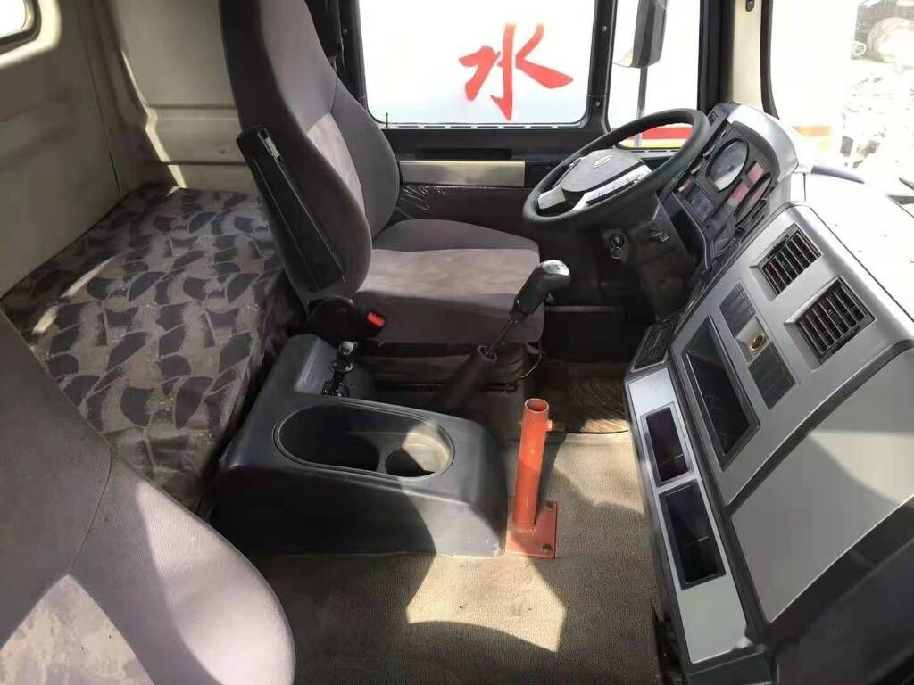 Shacman F3000 - 罐车:图1 Shacman F3000 - 罐车:图1