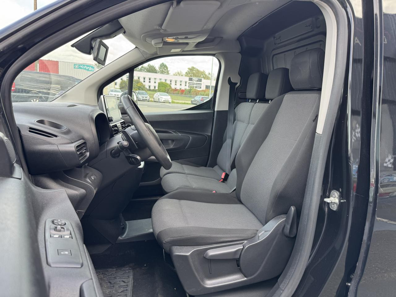 CITROEN Berlingo 1.5 BlueHDi S&S - 130 - BV EAT8  III FOURGON Fourgon M Driver 650 kg PHASE 1 - 无侧窗厢式货车:图4 CITROEN Berlingo 1.5 BlueHDi S&S - 130 - BV EAT8  III FOURGON Fourgon M Driver 650 kg PHASE 1 - 无侧窗厢式货车:图4