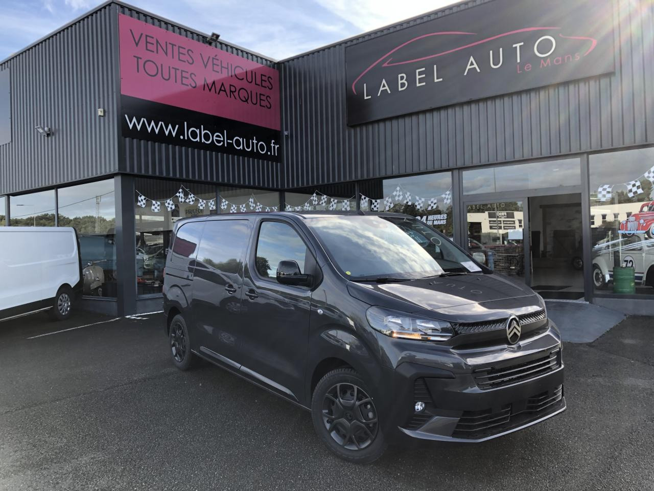 CITROEN Jumpy M 2.0 BlueHDi - 180 S&S - BV EAT8  III FOURGON . PHASE 2 - 无侧窗厢式货车:图1 CITROEN Jumpy M 2.0 BlueHDi - 180 S&S - BV EAT8  III FOURGON . PHASE 2 - 无侧窗厢式货车:图1