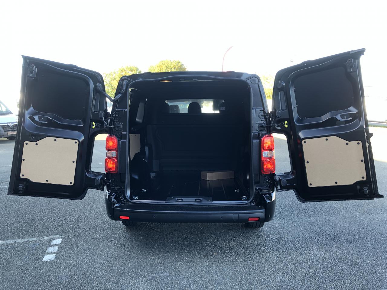 CITROEN Jumpy XL 2.0 BlueHDi - 180 S&S - BV EAT8 III CABINE APPROFONDIE Fixe PHASE 2 6 PLACES - 无侧窗厢式货车:图4 CITROEN Jumpy XL 2.0 BlueHDi - 180 S&S - BV EAT8 III CABINE APPROFONDIE Fixe PHASE 2 6 PLACES - 无侧窗厢式货车:图4