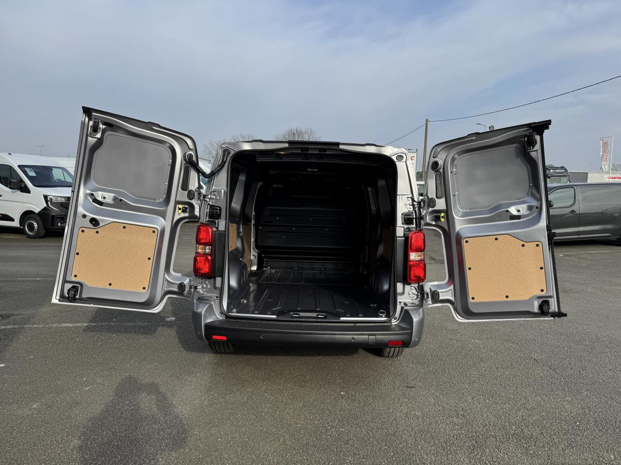 CITROEN jumpy 2 PLACES XL 2.0 BLUEHDI 180CH S&S PACK PREMIUM CONNECT EAT8 - 无侧窗厢式货车:图2 CITROEN jumpy 2 PLACES XL 2.0 BLUEHDI 180CH S&S PACK PREMIUM CONNECT EAT8 - 无侧窗厢式货车:图2