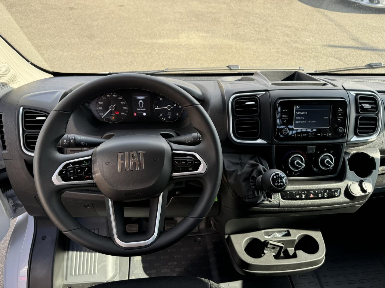 FIAT Ducato Maxi 3.5 XL 2.2 - 140 S&S  III PLATEAU CABINE Plateau cabine Maxi 3.5 XL PHASE 4 - 平板货车:图5 FIAT Ducato Maxi 3.5 XL 2.2 - 140 S&S  III PLATEAU CABINE Plateau cabine Maxi 3.5 XL PHASE 4 - 平板货车:图5